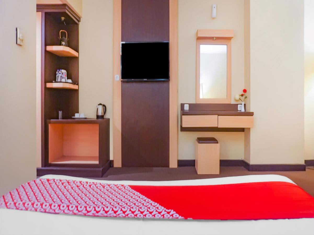Oyo 3967 Hotel Pantai Wisata Makassar Esterno foto