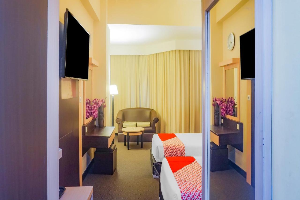 Oyo 3967 Hotel Pantai Wisata Makassar Esterno foto